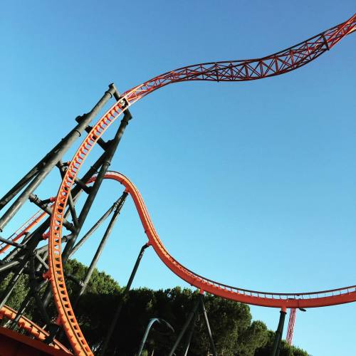 Abismo @pam_onride (Parque de Atracciones) Madrid! Ever seen such an orange coaster? I’m still