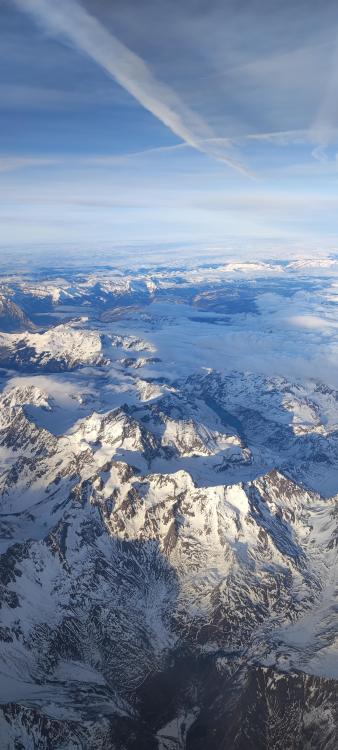 oneshotolive:  The Swiss Alps, Northern Italy OC [2088x4640] 📷: siverpoint 