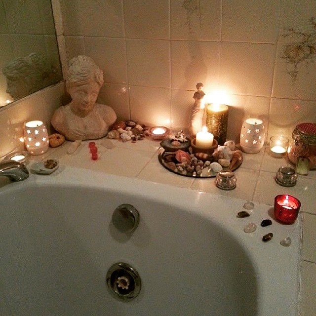 druiddaydreams:  tatiannatarot:Altar Space | Venus in the Bathroom. Love this little