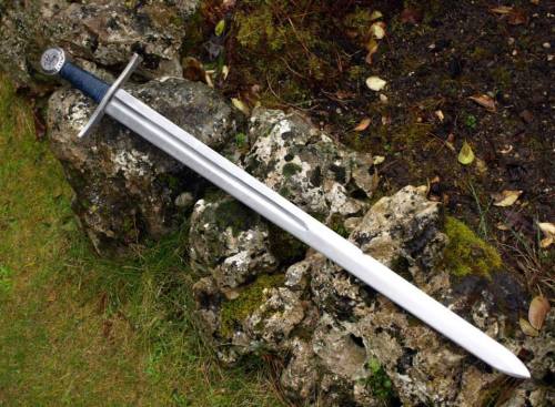 art-of-swords:Handmade Swords - Templar SwordBy Javier Solé of Ancient ForgeTotal length: 90 