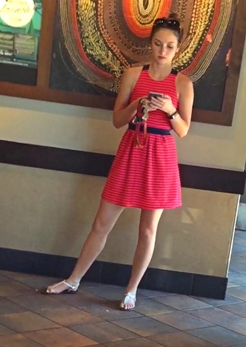 toeman969: Sexy hot chick’s beautiful face and pretty feet with white toenails candid at the coffee 