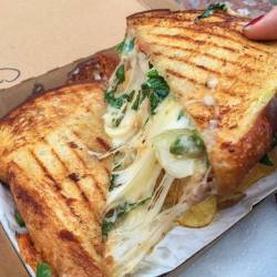 yummyfoooooood:  Grilled Cheese with Brie