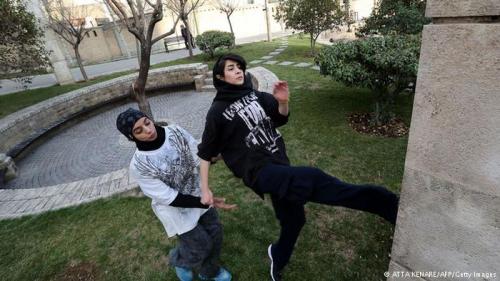 farsizaban: Iranian girls do parkour in Tehran