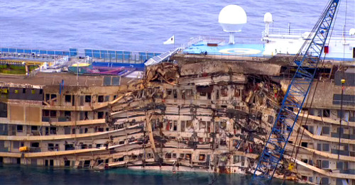 finofilipino:  Así luce el Costa Concordia ya enderezado.  