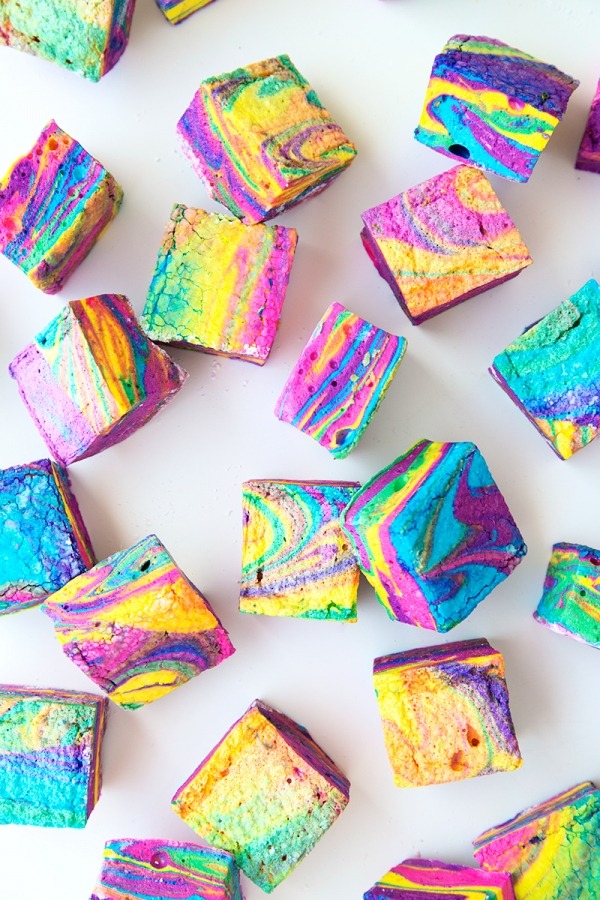 sweetoothgirl:   DIY Tie Dye S’mores  