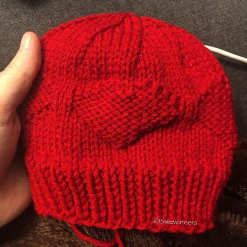 My red, newborn, Knitted-Heart hat for #littlehatsbighearts . #knitted #heart #red www.insta