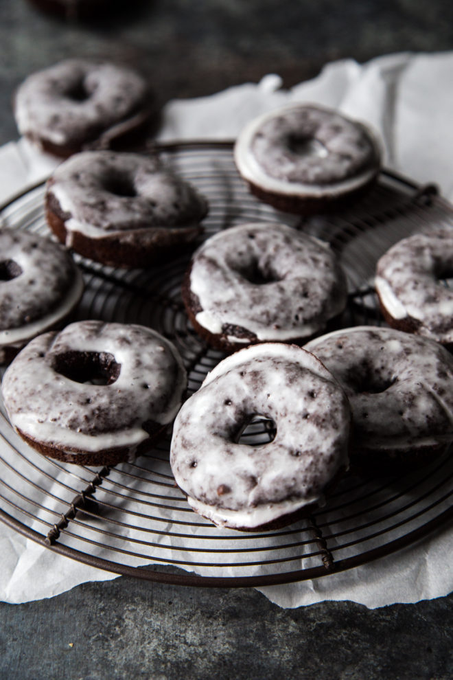 guardians-of-the-food:Easy Glazed Chocolate Cake Donuts