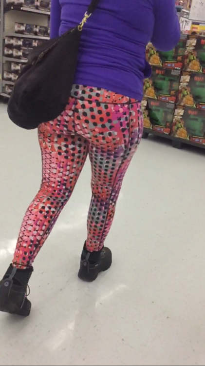 ilvhose2: Set 1 of Stills of these hot leggings. Maybe favorite color I’ve creeped so to date