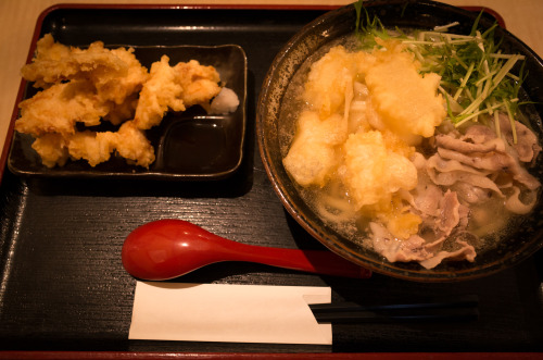 白島　美の庵ずっとずっと行ってみたかったお店。何故か年中食事制限生活の私にとっては、うどんは結構なご褒美ご飯なのでなかなか行けずにいました。看板メニューの美の庵うどんと肉きざみうどんとかしわ天をお願い