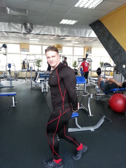 monsieurunivers:  And suddenly, I love lycra….  Handsome man, great build, and that spandex didn’t know what was coming.