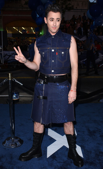 the-names-catastrophe:taraljc:do-you-have-a-flag:same outfit 17 years apart, Alan Cumming in his X-2 red carpet nightcrawler jean kilt look   I love that he went from twink to silver fox so gracefully and yet still dresses like a ‘90s club kid at all