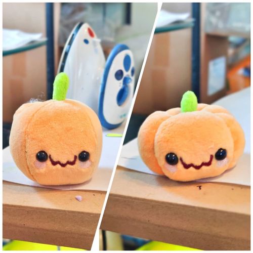 Is it an orange? Nay, it’s a pumpkin ;D These are the same plush, but without needle-sculpting