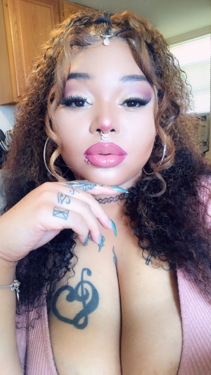 sinful-heretic:  Bratz Doll challenge? More like Snackz Doll Challenge😜😍