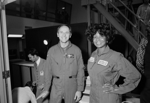 humanoidhistory:Star Trek’s Nichelle Nichols with Apollo 12 moonwalker Alan Bean at NASA&rsquo