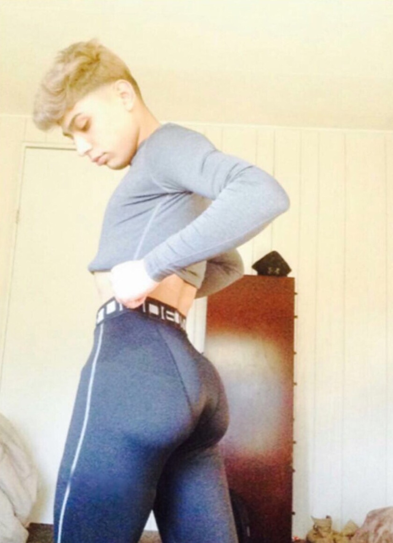 iloveazz89:  iloveazz89.tumblr.com   To submit ass pics send them to KIK : topjerzee.