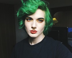 spectredeflector:  My hair is a green cloud   Haircolor: www.arcticfoxhaircolor.com/Ascher 🍂🍁🍃 