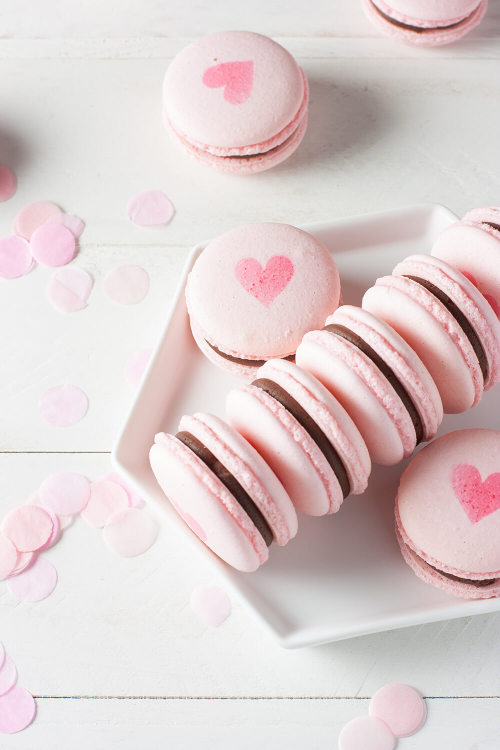 fullcravings:Valentine’s Day Macarons