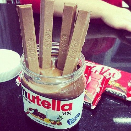 hachedesilencio:  La vida no tiene sentido objetivo por así decirlo, es el que tú quieras darle.Hay cosas simples muy bonitas, y solo por poder disfrutar de ellas vale la pena  kit kat con nutella, ¿lo has probado?  Mojarte con el agua de la lluvia