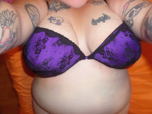 bbwbatgirl:  Please comment and follow me, make me feel your love! See al my pics on my profile: BBWBATGIRL  So sexy thanks for the submission