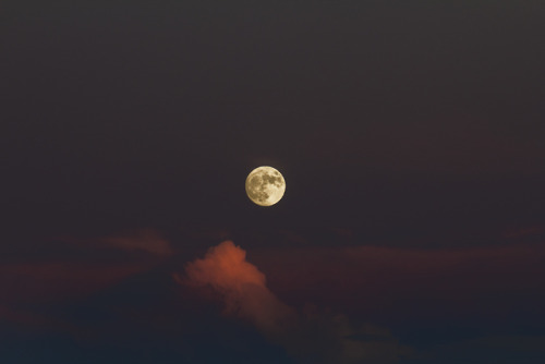 photosworthseeing:Gorgeous moonrise photo. I love the red clouds. PWS - Margaret