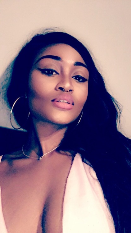 allowmebruv: fluffystrawberry: My skin and smile + this filter = ✨✨✨✨ Come take a seat