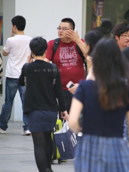 toumodajiba: 满分胖哥哥，中等身材，厚实壮硕，皮肤白皙，五官饱满，斯文又不失力量感。我非常喜欢他，为他可以做任何事情，你们喜欢他吗？无名指带着戒指，已经结婚了，真是可惜，为什么好男人都结婚