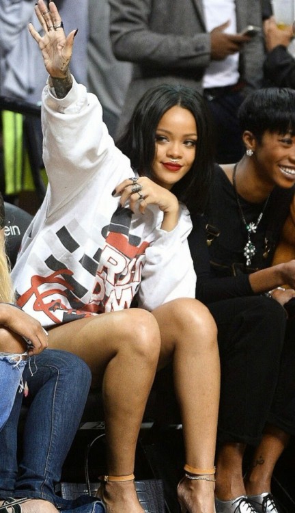 teaforyourginaa: contechristino: Rihanna attending basketball matches is one of the cutest things EV