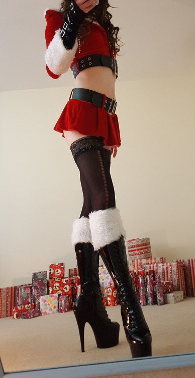 mainlyusedforwalking:  I was planning on doing something more lewd but I’m afraid I’ve been pretty ill. I’m packed full of ibuprofen and cough syrup right now so not so much with the lewdness. So instead I have some more Santa outfit for you.Merry