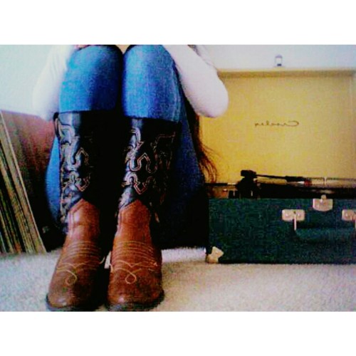 clumsy-wordss:  Vinyl Junkie 
