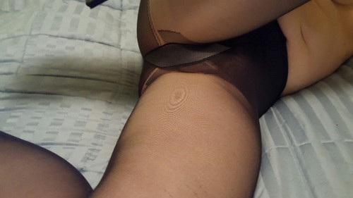 Close up of pussy in black pantyhose by Gi Gi.Visit this hot wife’s blog –> Gi GiAmat