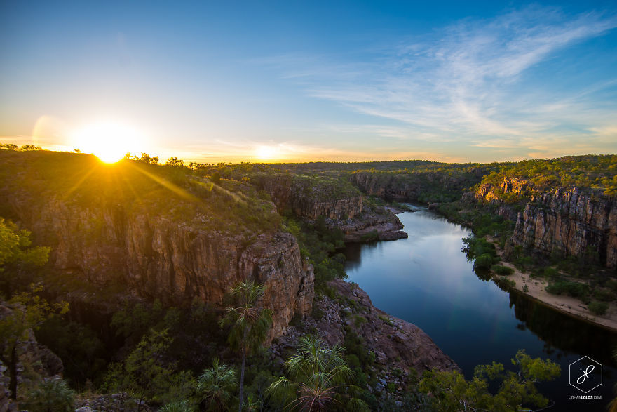 bobbycaputo:  Man Travels Thousands Of Miles Around Australia, Returns With These