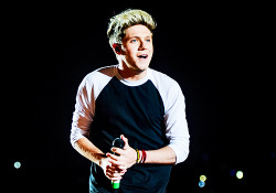 bumblingniall-deactivated202001:  Niall onstage in Chile [30/04/14] 
