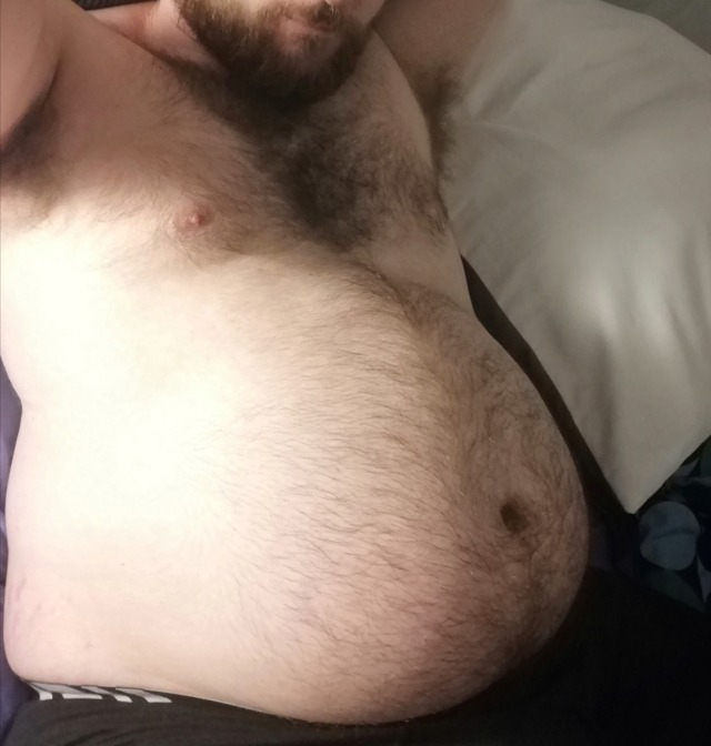 vance013:Can&rsquo;t hide the belly even if I lay down
