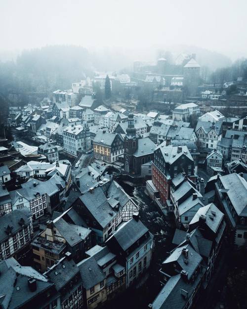 utwo:Monschau GermanyMonschau is a small historical town located in the hills of the North Eifel in North Rhine-Westphalia (German: Nordrhein-Westfalen) in Germany,  situated just 4 km across the Belgian border. The picturesque old town  center has many