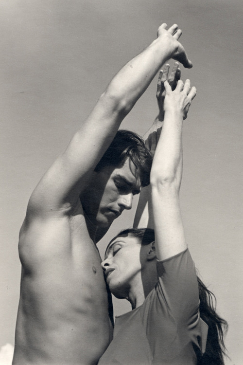 domingogio:  joeinct:Martha Graham and Erick Hawkins, Bennington College, Vermont, Photo by Barbara Morgan, 1938 Bellezza….