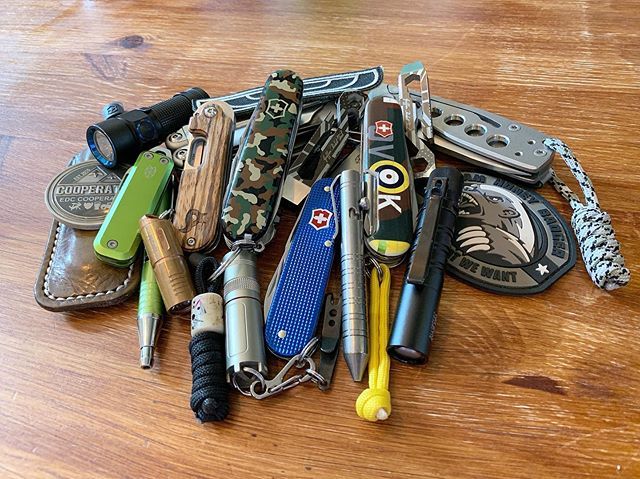 Mass pocket dump from some awesome people!! EDC get together!.
.
.
.
#victorinox #victorinoxalox #swissarmyknife #edccommunity #sakarmy #sakallday #aloxcadet #thejamesbrand #gearporn #geardump #olight #olightuk #milspecmonkey #muyshondt #dlttrading...