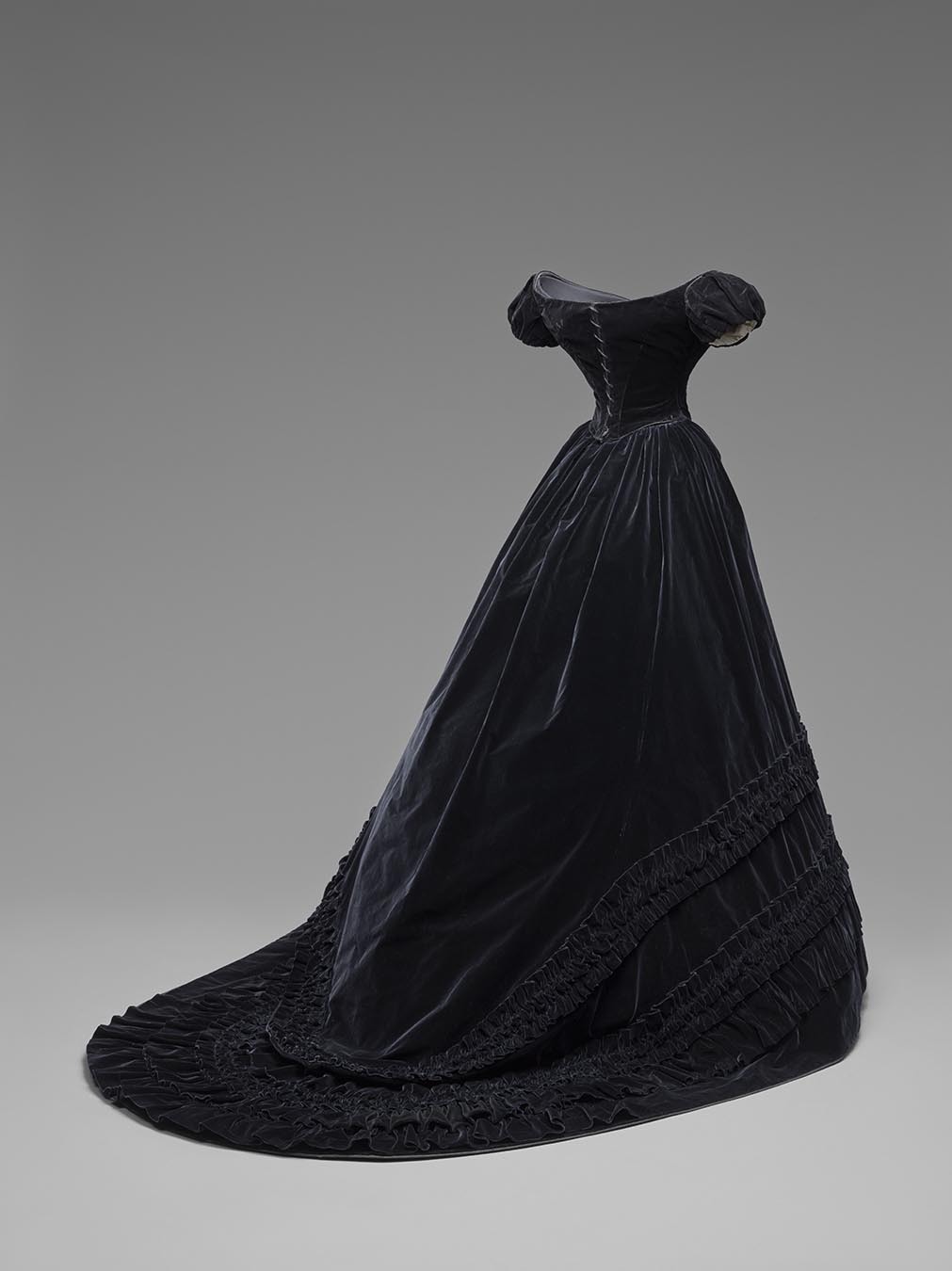 fripperiesandfobs:  Evening dress of Empress Elisabeth of Austria, 1860-65 From the Kunsthistorisches