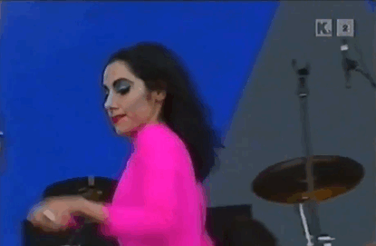 illtieyourlegs:Pj Harvey performs Meet Ze Monsta (1995)