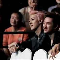 lil-duckling:  maknae Sehun is waving at his BFF Taozi at winning speech~ 