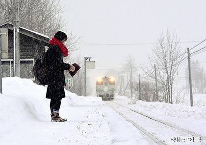 nihongogogo:
“ ‘For years, there’s only been one passenger waiting at the Kami-Shirataki train station in the northernmost island of Hokkaido, Japan: A high-school girl, on her way to class. The train stops there only twice a day—once to pick up the...