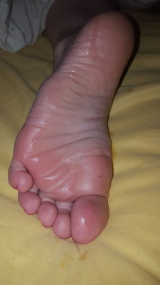 myprettywifesfeet:I just had to paint her pretty little sleeping sole before I went to sleep.please comment