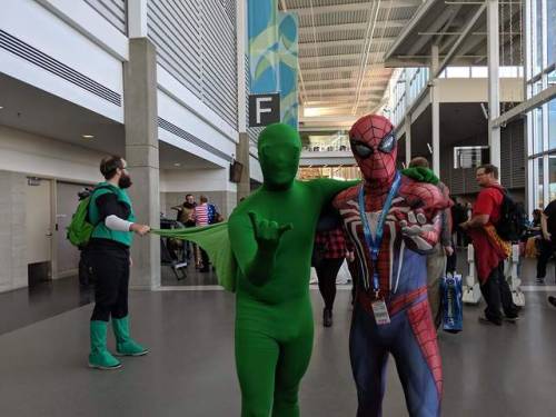 towritecomicsonherarms:  rogerogeroger:  catchymemes:  The most creative Green Lantern cosplay ever. Credit: @whatatrailer  incredible  this is wizard AF 
