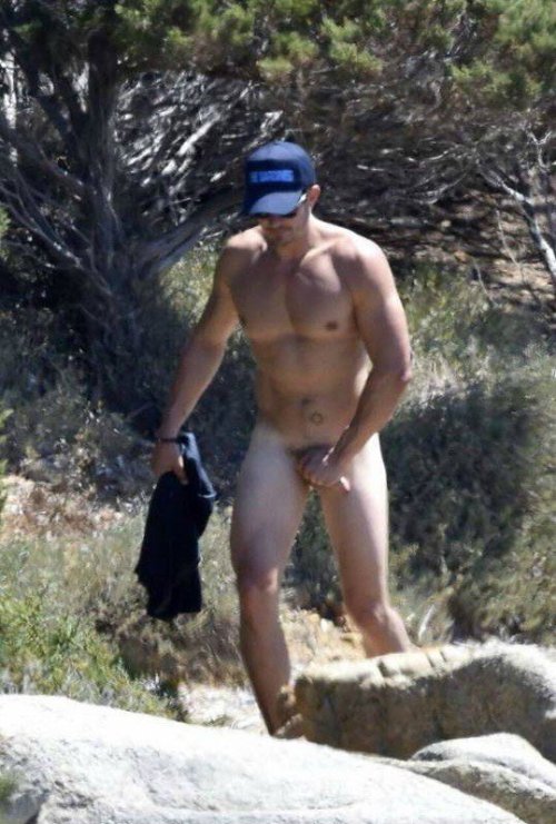 bizarrecelebnudes:  Orlando Bloom - British Actor (Part 2) Don’t know why he felt the need to kayak naked in front of a bunch of cameras but who’s complaining? Great dick. Never thought we’d see him fully naked.  