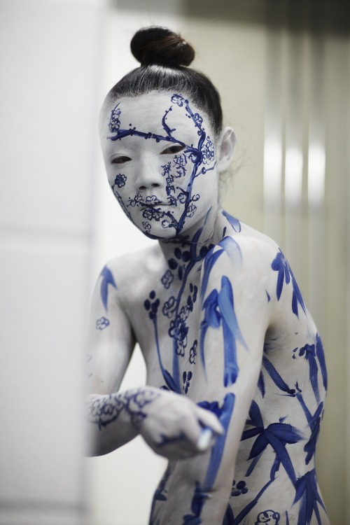 efedra:  The preparation for “Be the Inside of the Vase” performance by Echo Morgan 