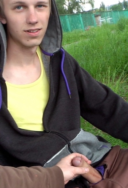 ton-of-fun:  randydave69:brofuck:  “Is this bench free? Can I sit next to you?”  can I sit on your lap?  ton-of-fun (visit | follow | submit) and gayoutdoors (visit | follow | submit):   Bringing you Beautiful men!!! :)  