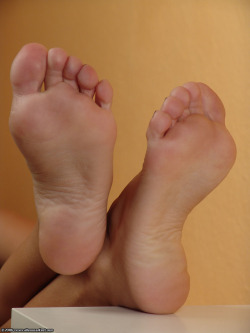 kinky-toes-girls:  Cute Foot 