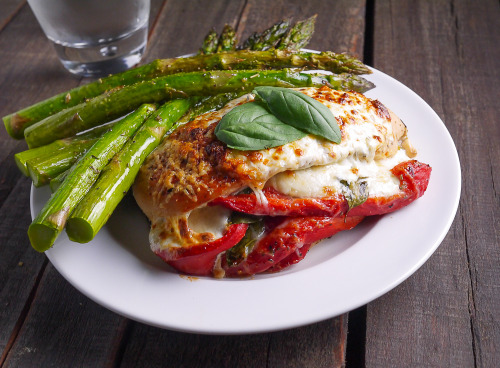 beautifulpicturesofhealthyfood:  Roasted Red Pepper, Mozzarella and Basil Stuffed Chicken…RECIPE