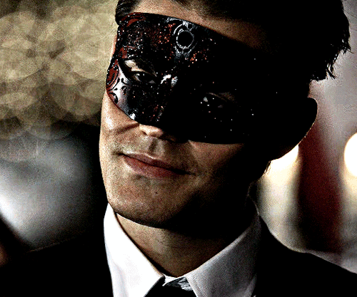 PAUL WESLEY As STEFAN SALVATORE The Vampire Diaries - 2x07: "Masquerade"