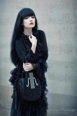 victorian-goth:  Victorian goth  http://victorian-goth.tumblr.com/