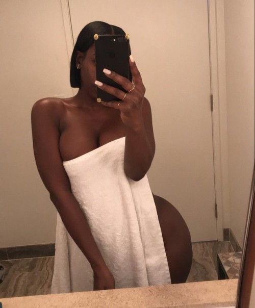 kingjazziedad:  DeliciouslySexy. Curvy. BootiDelicious Mami..     Ms BriaMyles ❤️💜💚  Sexy thick🍫lady 😃